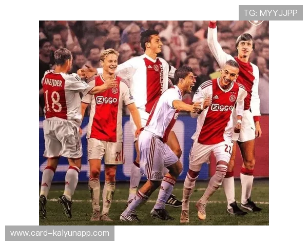 阿贾克斯边路组合在比赛中制造多次机会